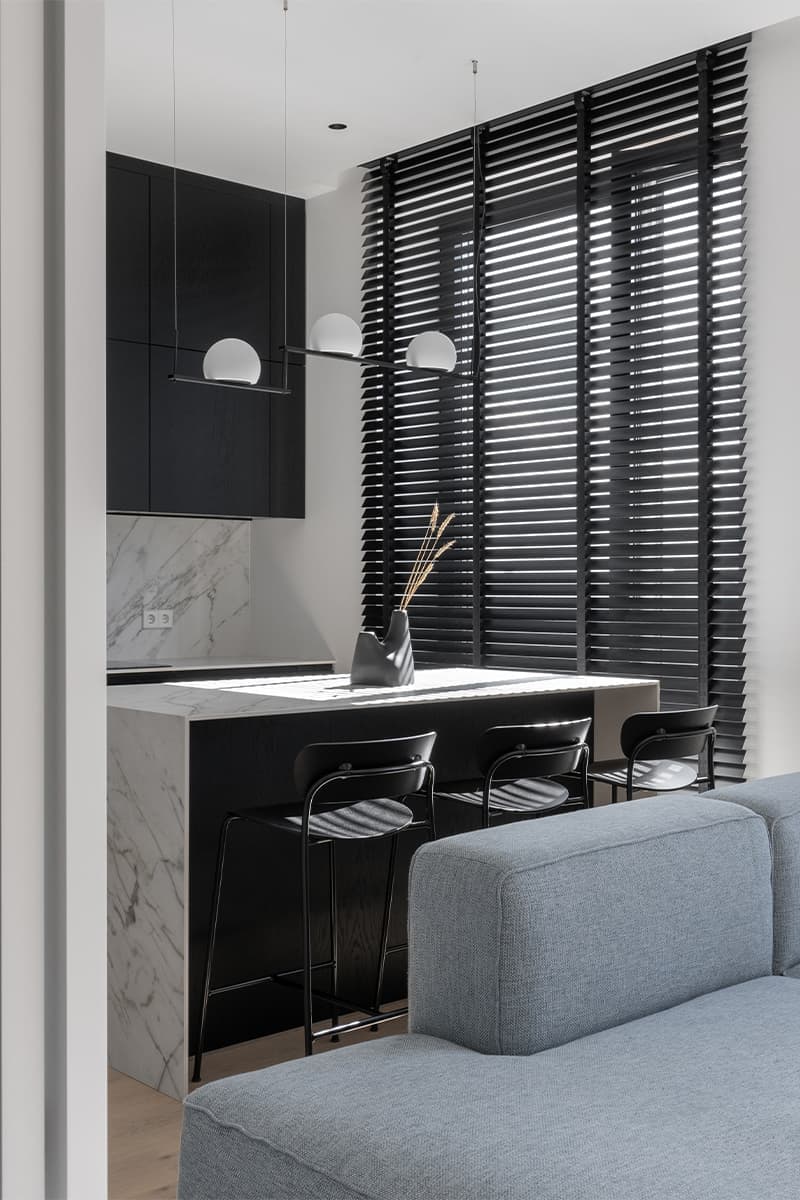 Динамичный интерьер квартиры с мягкой игрой света и тени — проект bureau SLOVO