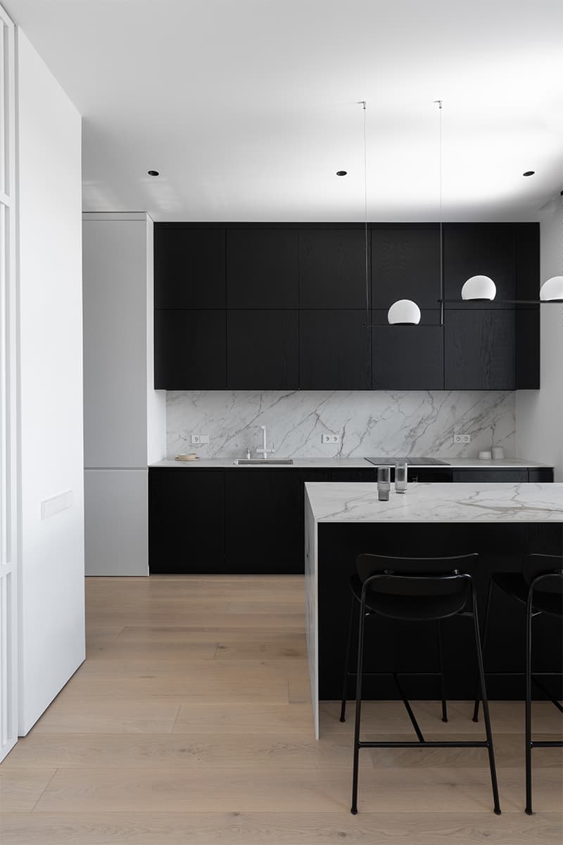 Динамичный интерьер квартиры с мягкой игрой света и тени — проект bureau SLOVO