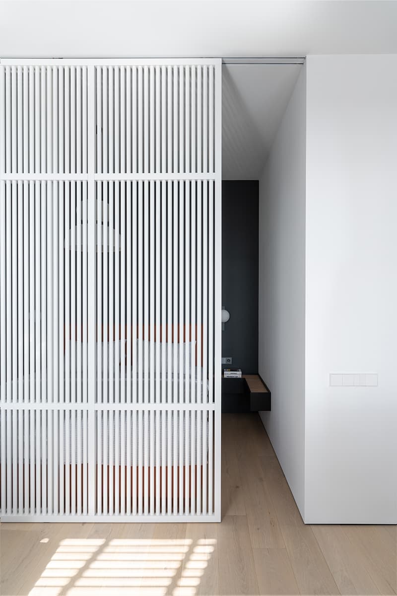 Динамичный интерьер квартиры с мягкой игрой света и тени — проект bureau SLOVO