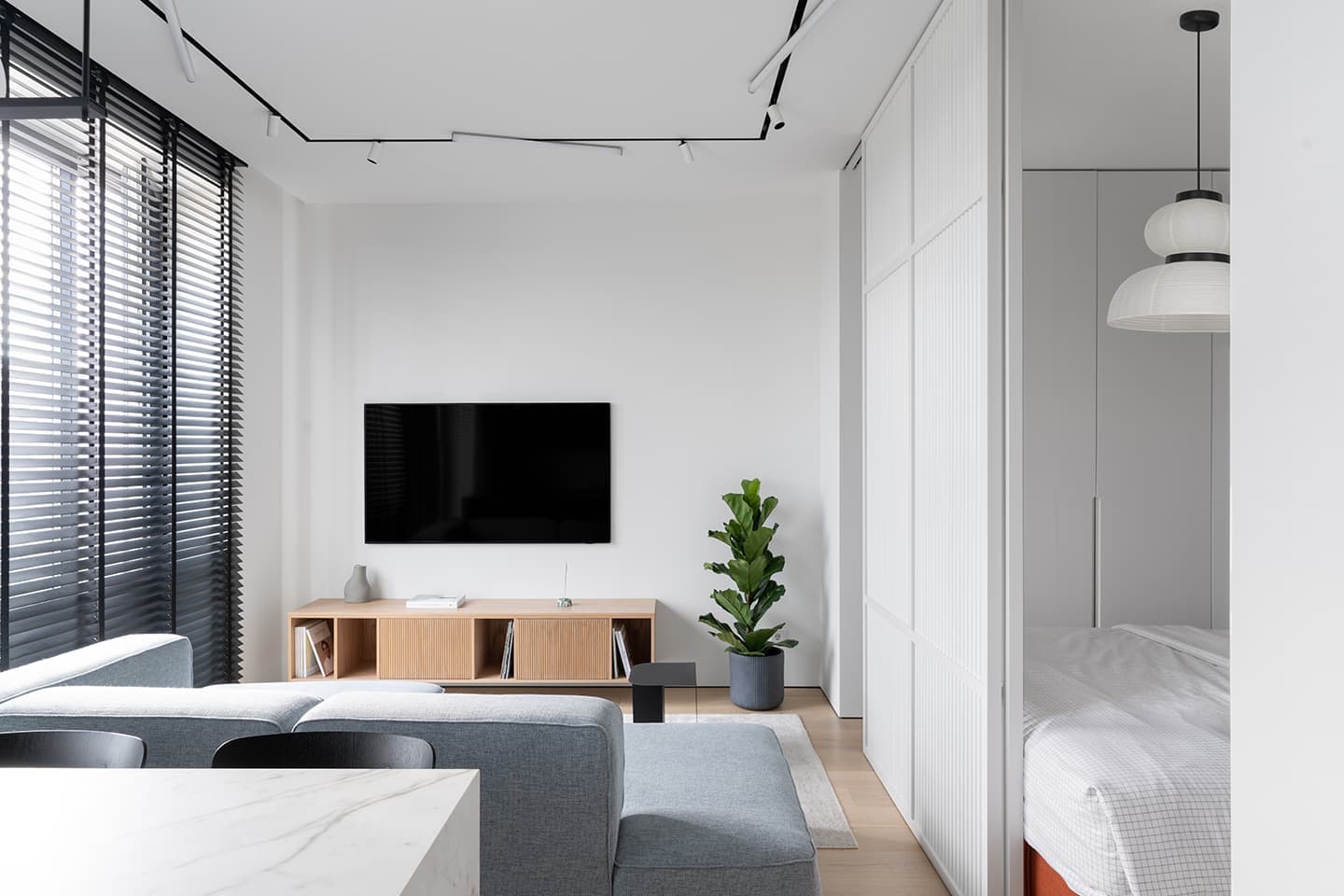 Динамичный интерьер квартиры с мягкой игрой света и тени — проект bureau SLOVO