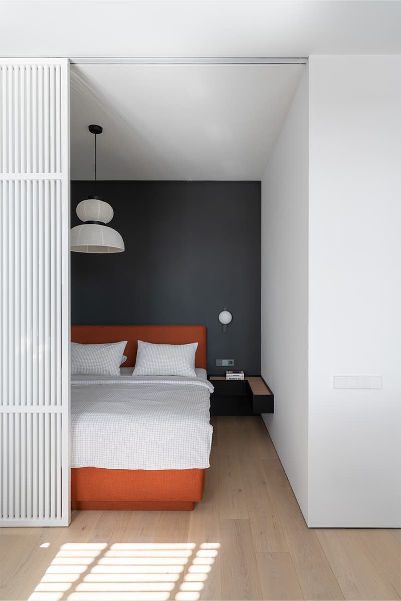 Динамичный интерьер квартиры с мягкой игрой света и тени — проект bureau SLOVO