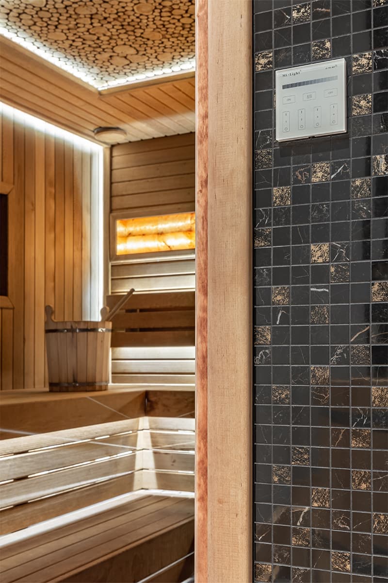 Теплый интерьер банного дома с яркими деталями — проект Кати Аболониной