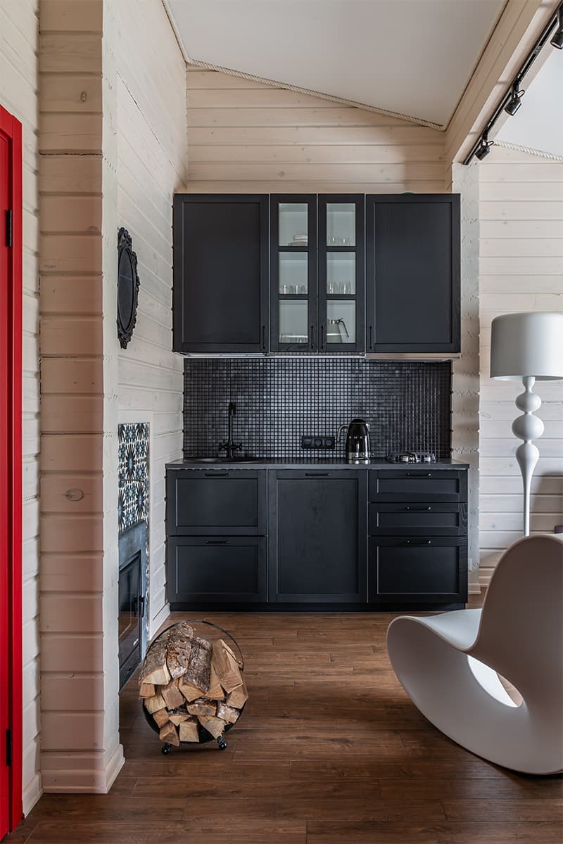 Теплый интерьер банного дома с яркими деталями — проект Кати Аболониной