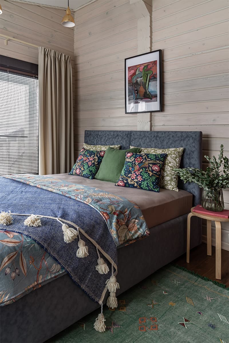 Теплый интерьер банного дома с яркими деталями — проект Кати Аболониной