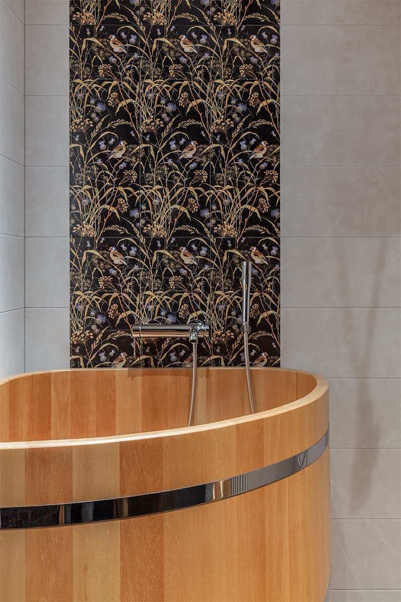 Теплый интерьер банного дома с яркими деталями — проект Кати Аболониной