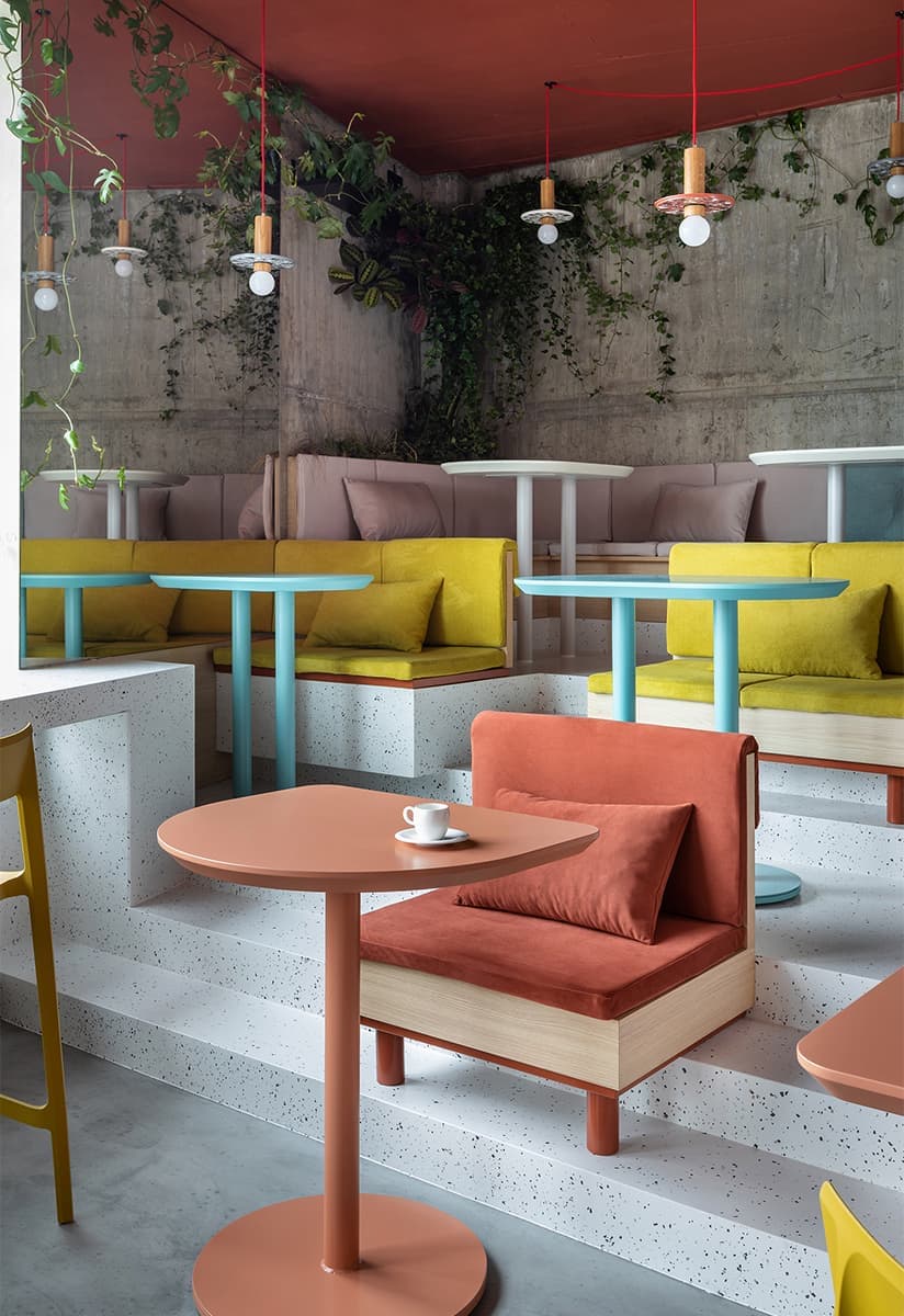 Декоративные шары и ярусная посадка в интерьере семейного кафе — проект Екатерины и Алексея Савицких