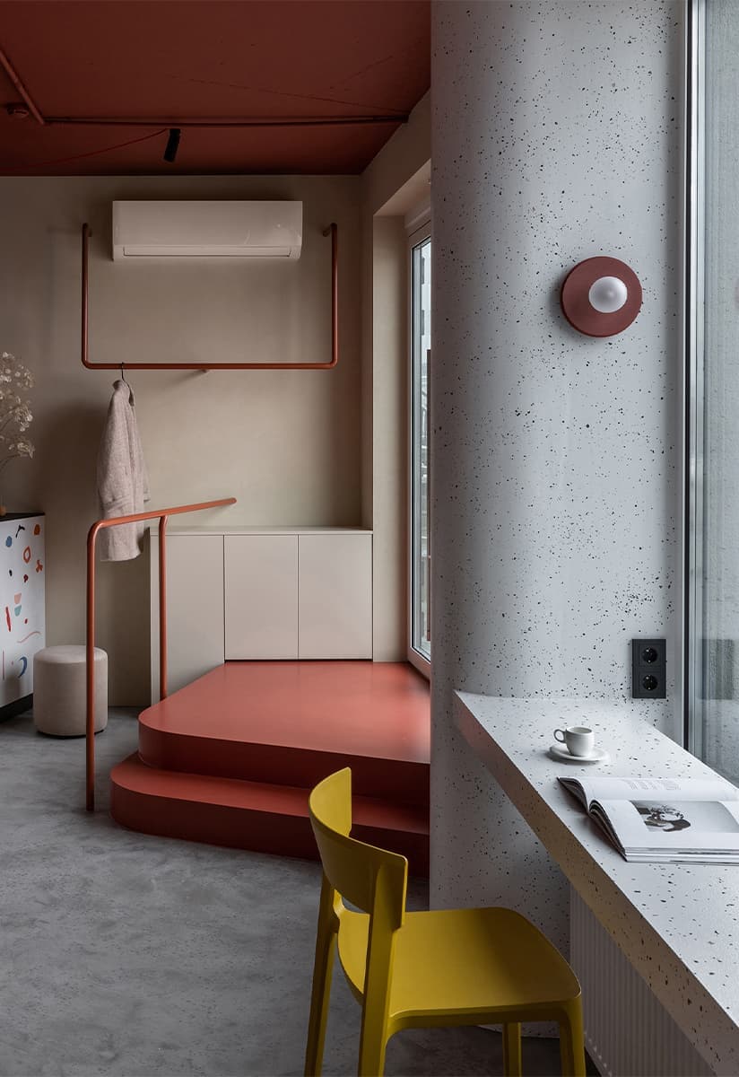 Декоративные шары и ярусная посадка в интерьере семейного кафе — проект Екатерины и Алексея Савицких