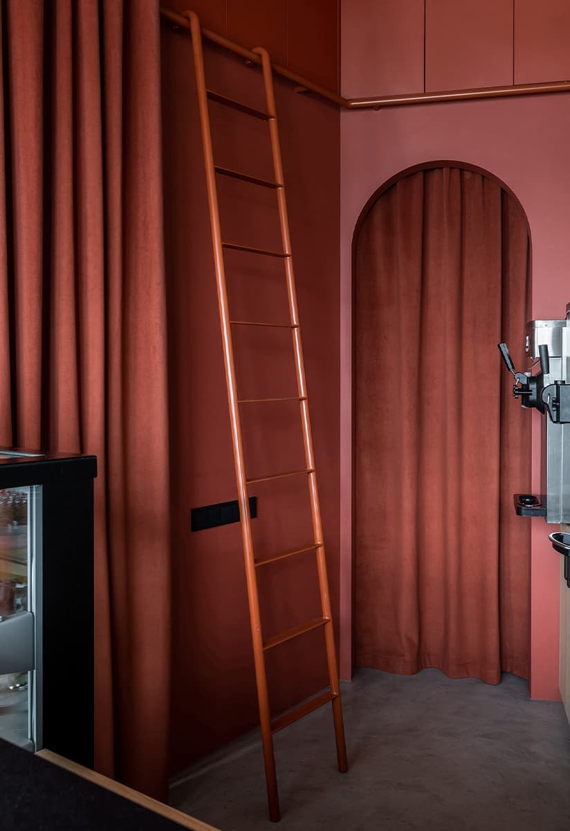 Декоративные шары и ярусная посадка в интерьере семейного кафе — проект Екатерины и Алексея Савицких