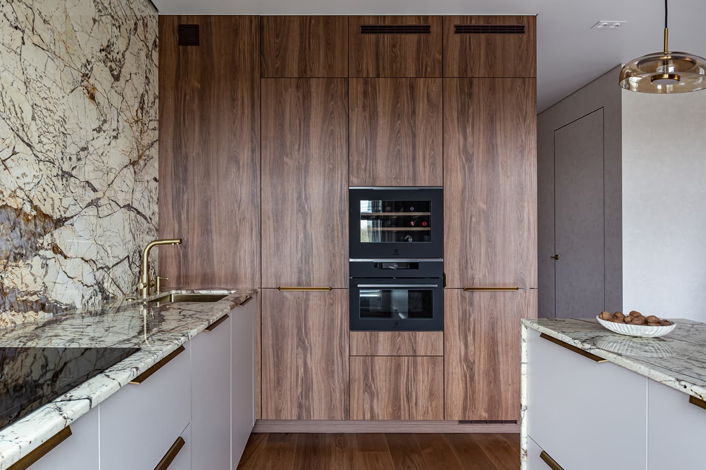 Насыщенный интерьер с акцентной стеной из белого гранита — проект Марии Линниковой