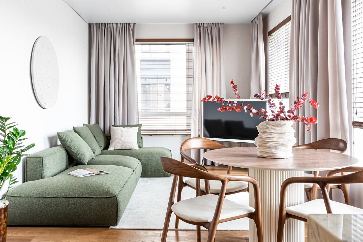 Насыщенный интерьер с акцентной стеной из белого гранита — проект Марии Линниковой