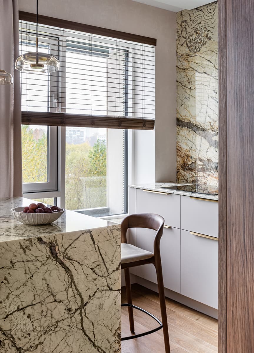 Насыщенный интерьер с акцентной стеной из белого гранита — проект Марии Линниковой