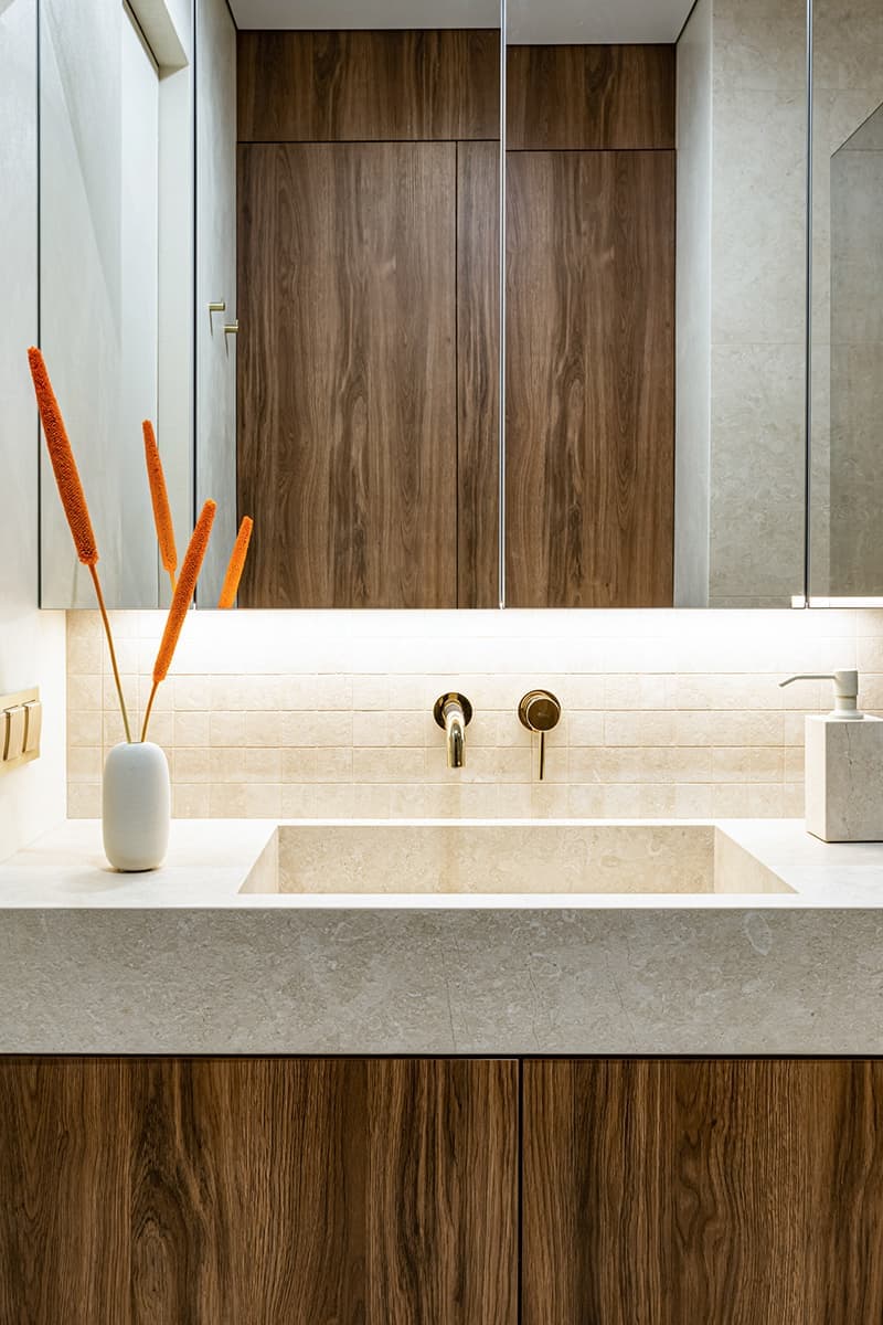 Насыщенный интерьер с акцентной стеной из белого гранита — проект Марии Линниковой