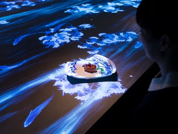 Творческий коллектив Teamlab придумал мультисенсорный ресторан в Токио Творческий коллектив Teamlab придумал мультисенсорный ресторан в Токио