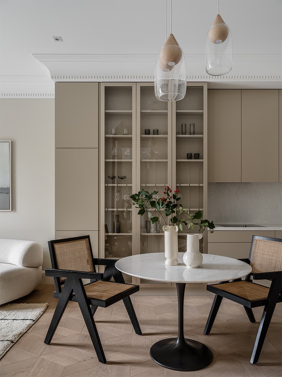 Деликатный интерьер с фактурными тканями и продуманными системами хранения — проект Дины Салаховой