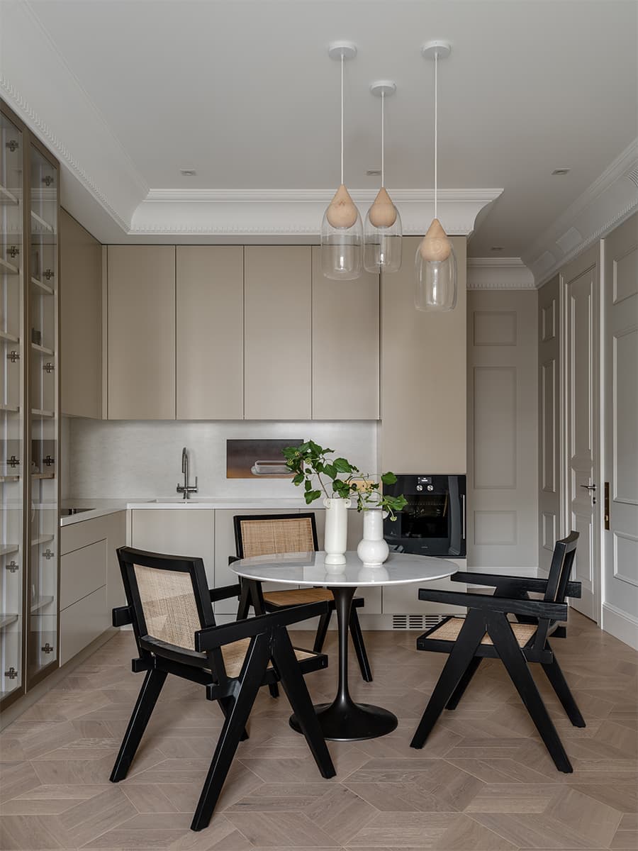 Деликатный интерьер с фактурными тканями и продуманными системами хранения — проект Дины Салаховой