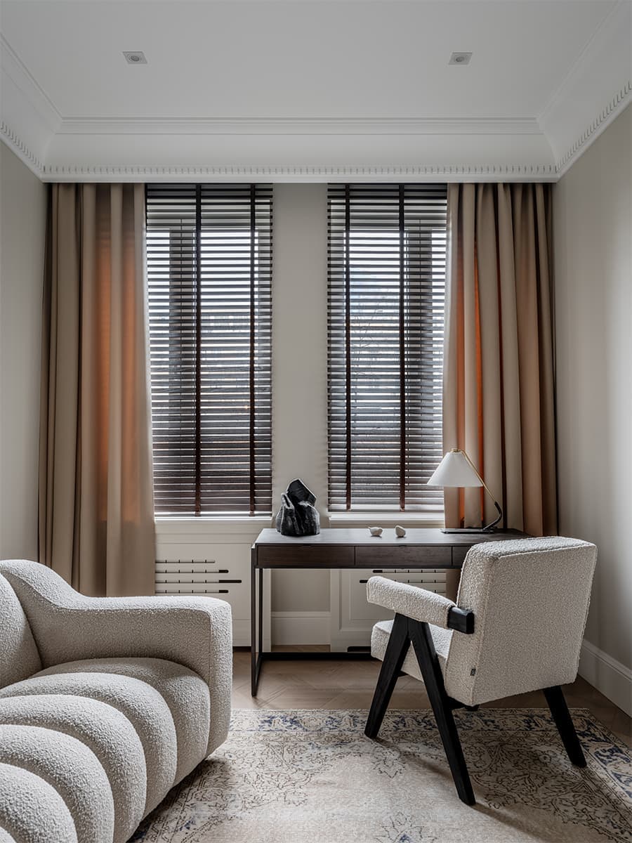 Деликатный интерьер с фактурными тканями и продуманными системами хранения — проект Дины Салаховой