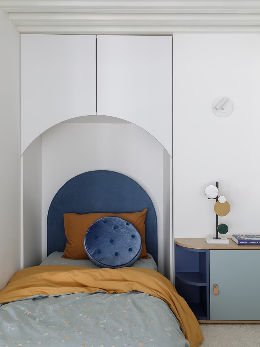 Светлый интерьер двухуровневых апартаментов в доме с богатой историей — проект Александры Качуриной