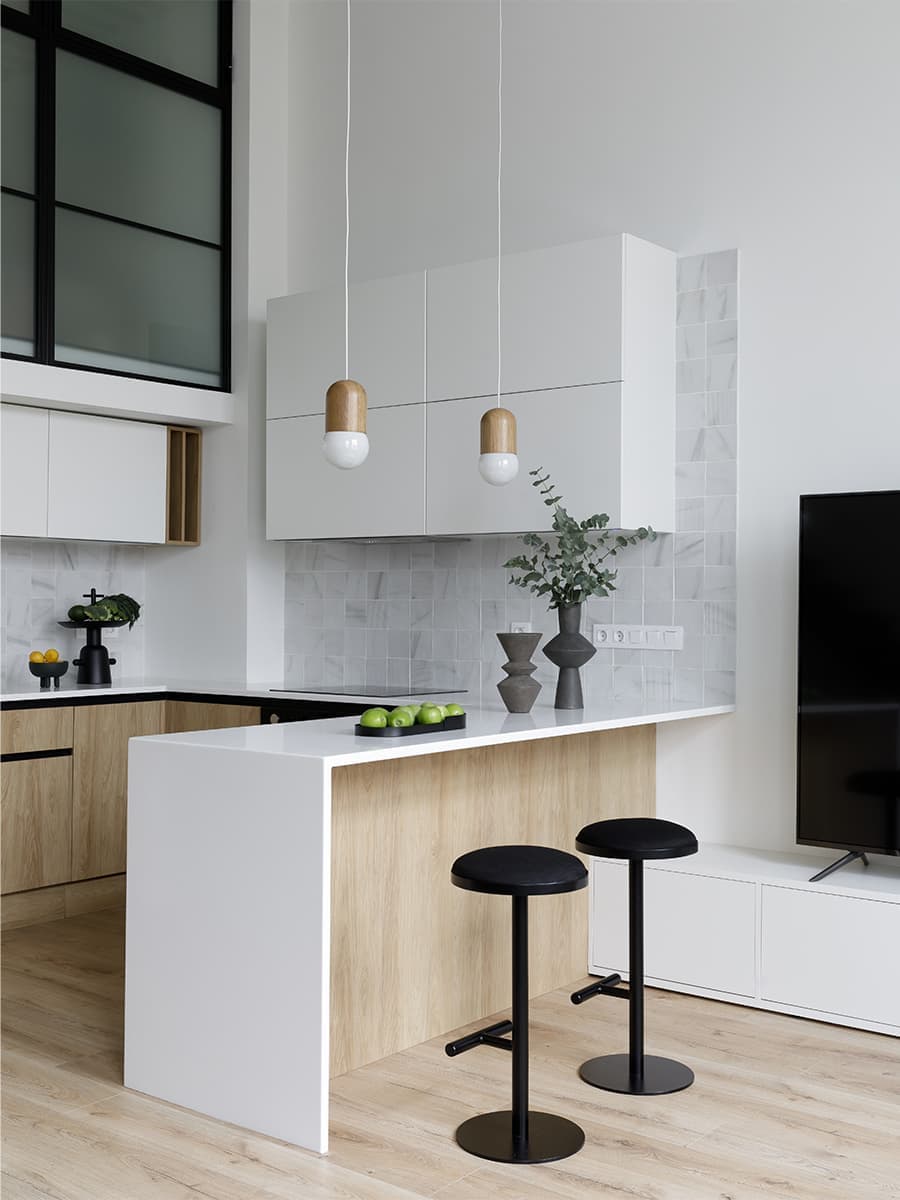 Светлый интерьер двухуровневых апартаментов в доме с богатой историей — проект Александры Качуриной