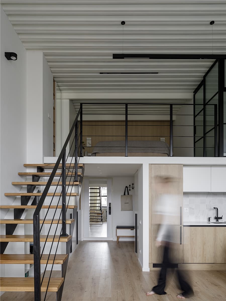 Светлый интерьер двухуровневых апартаментов в доме с богатой историей — проект Александры Качуриной