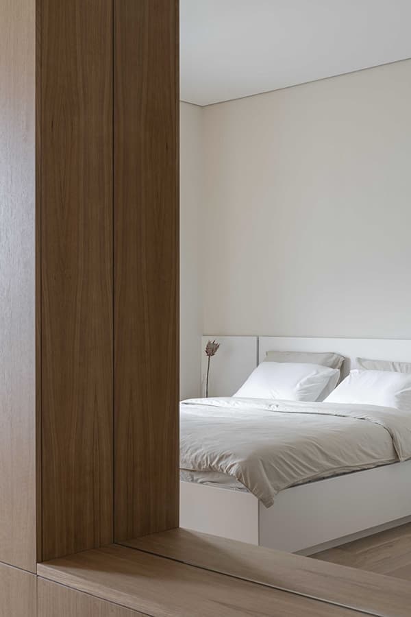 Универсальный интерьер квартиры на продажу — проект архитектурного бюро DDD Architects