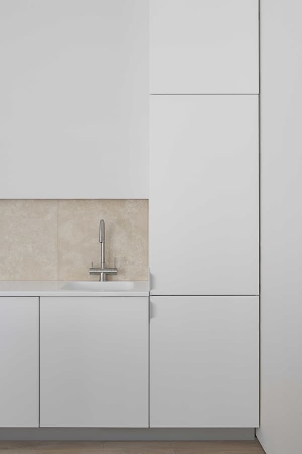 Универсальный интерьер квартиры на продажу — проект архитектурного бюро DDD Architects