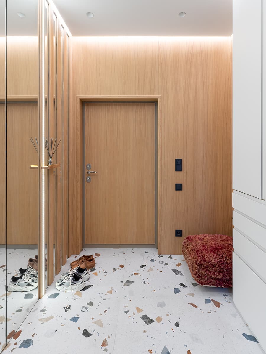 Медитативный интерьер московской квартиры с яркими деталями и живыми растениями — проект дизайн-студии КубКвадрат