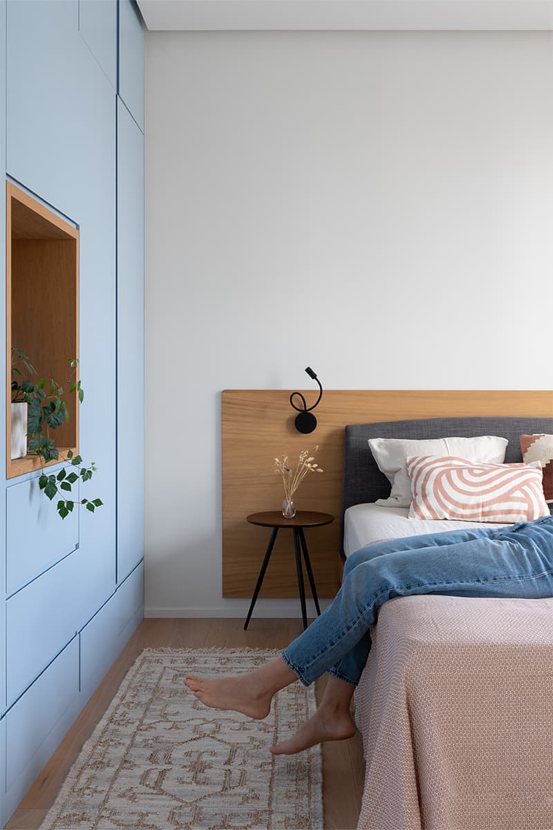 Медитативный интерьер московской квартиры с яркими деталями и живыми растениями — проект дизайн-студии КубКвадрат