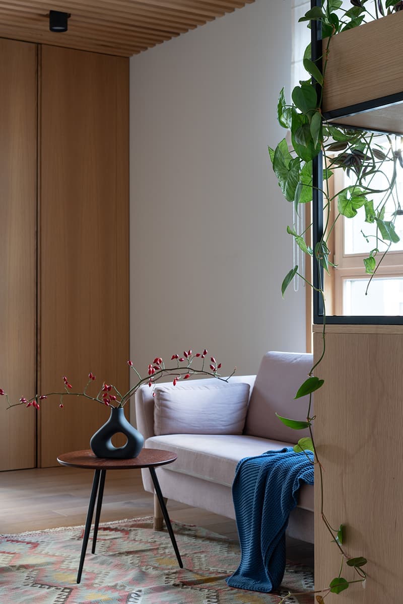 Медитативный интерьер московской квартиры с яркими деталями и живыми растениями — проект дизайн-студии КубКвадрат