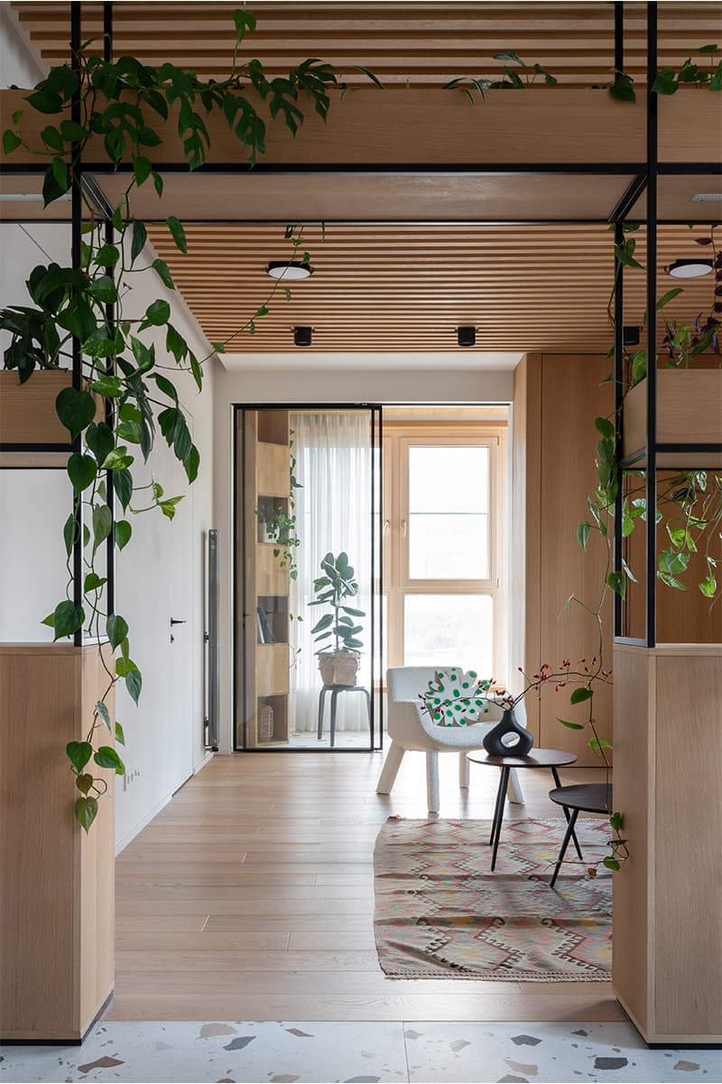 Медитативный интерьер московской квартиры с яркими деталями и живыми растениями — проект дизайн-студии КубКвадрат