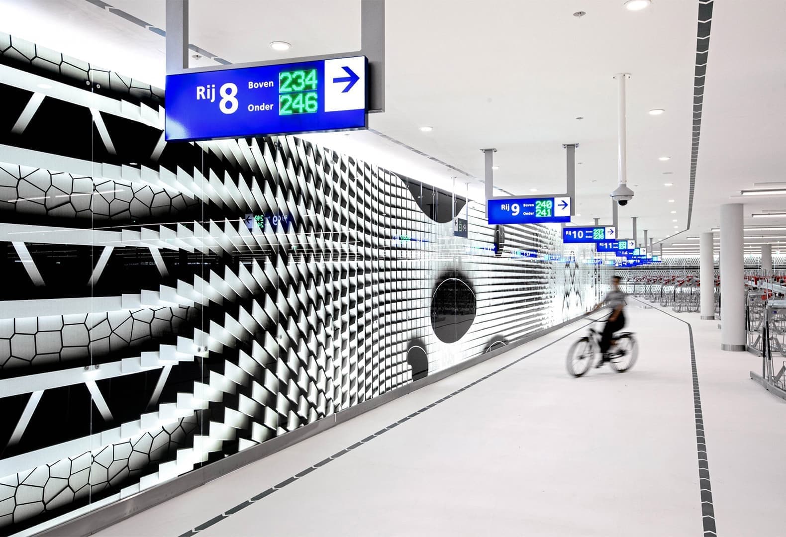 Подземный гараж для велосипедов, дизайн-студия Silo и архитекторы Studio Marsman. Фото: Mike Bink