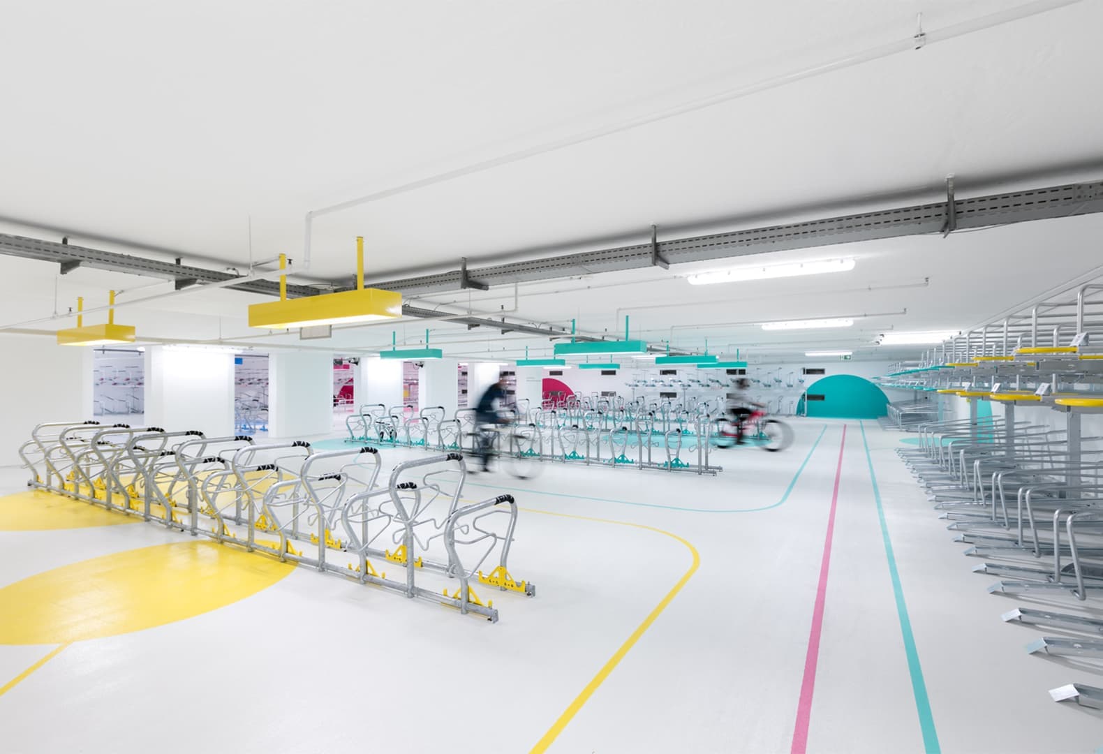 Парковка для велосипедов на месте старого гаража, студия Tafkal. Фото: Nikolay Kazakov