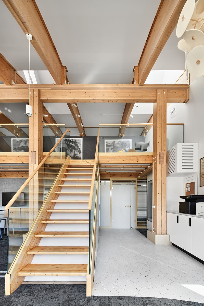 Уютный интерьер петербургского офиса с панорамным остеклением — проект студии дизайна общественных пространств Designic