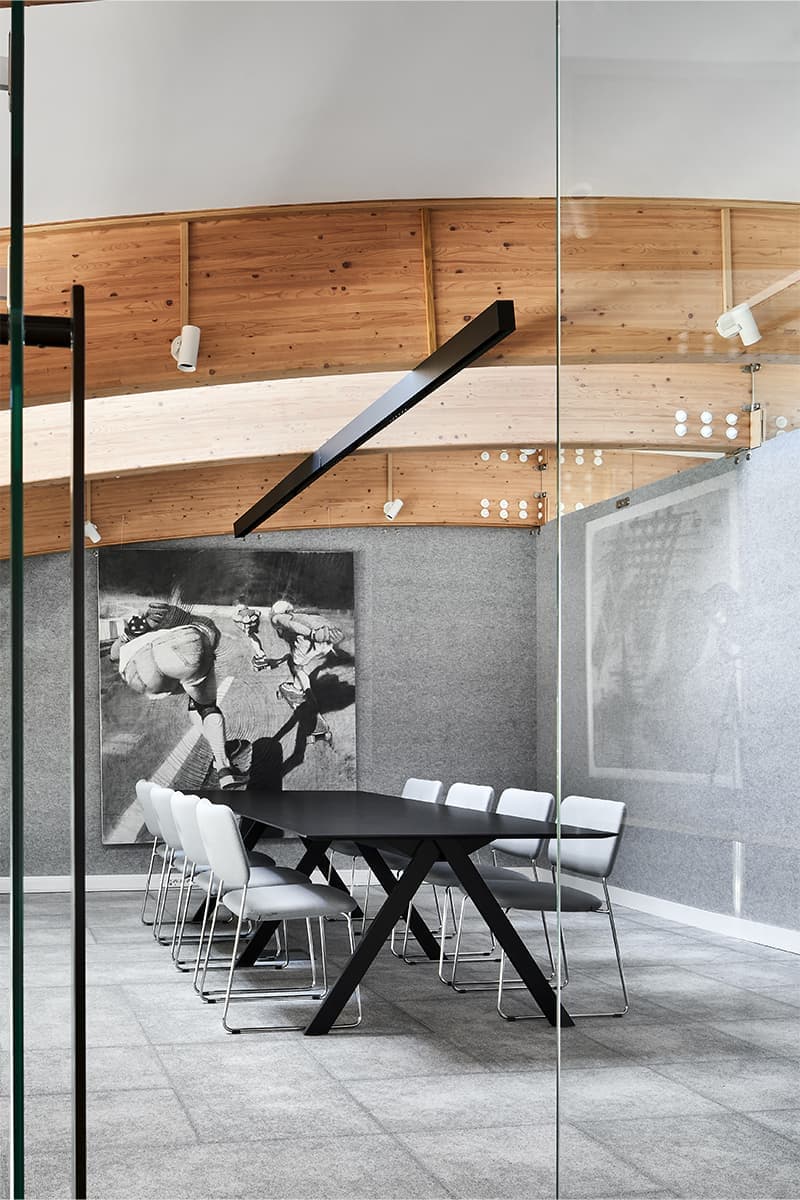 Уютный интерьер петербургского офиса с панорамным остеклением — проект студии дизайна общественных пространств Designic