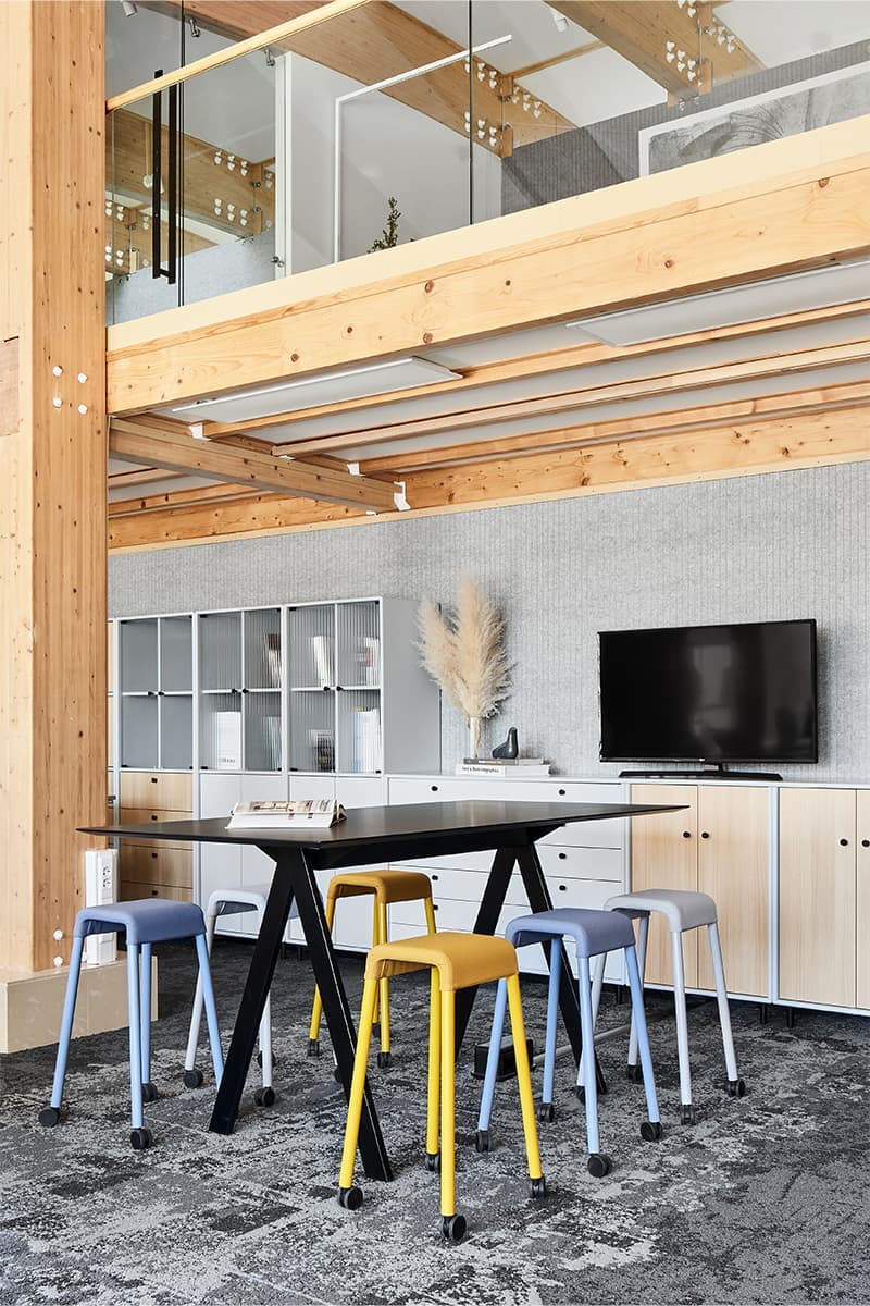 Уютный интерьер петербургского офиса с панорамным остеклением — проект студии дизайна общественных пространств Designic