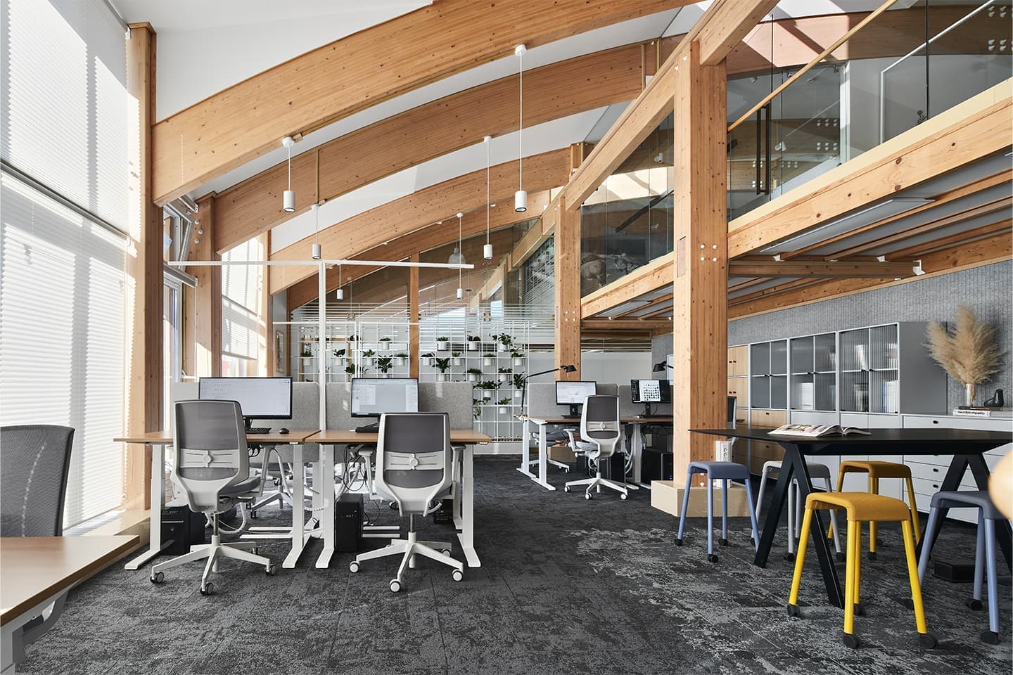 Уютный интерьер петербургского офиса с панорамным остеклением — проект студии дизайна общественных пространств Designic