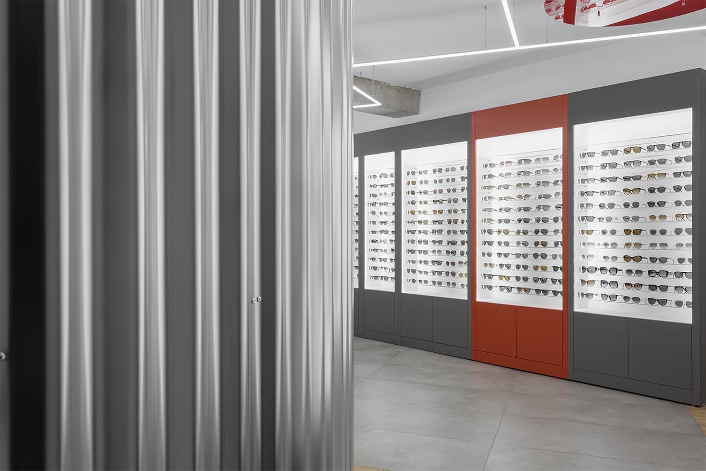 Яркие цветовые сочетания и оммажи авангарду в интерьере московского салона оптики — проект LSD Bureau