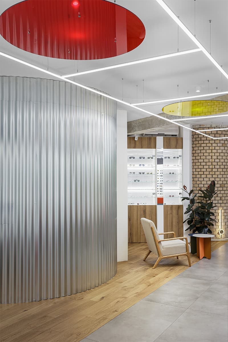 Яркие цветовые сочетания и оммажи авангарду в интерьере московского салона оптики — проект LSD Bureau