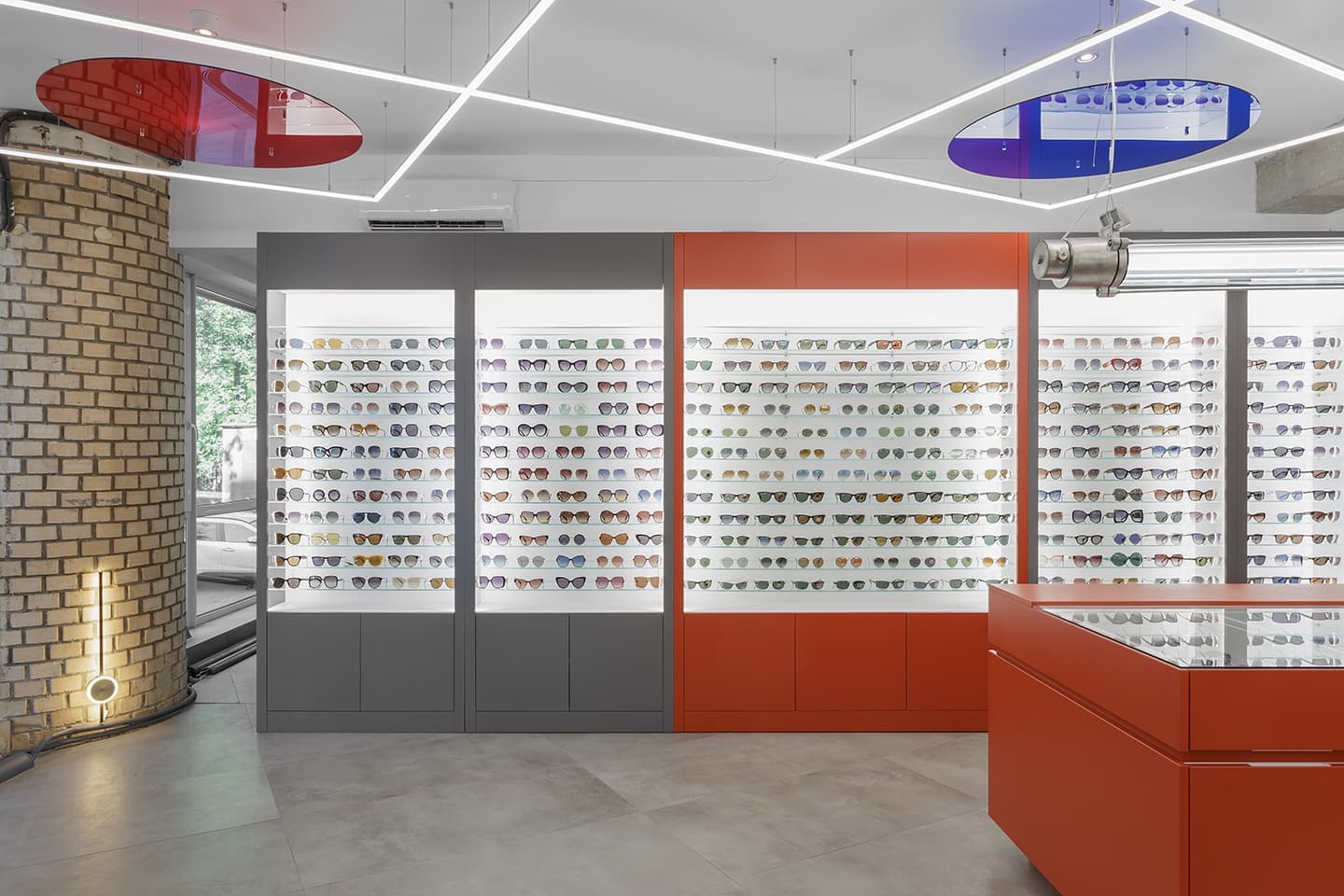 Яркие цветовые сочетания и оммажи авангарду в интерьере московского салона оптики — проект LSD Bureau