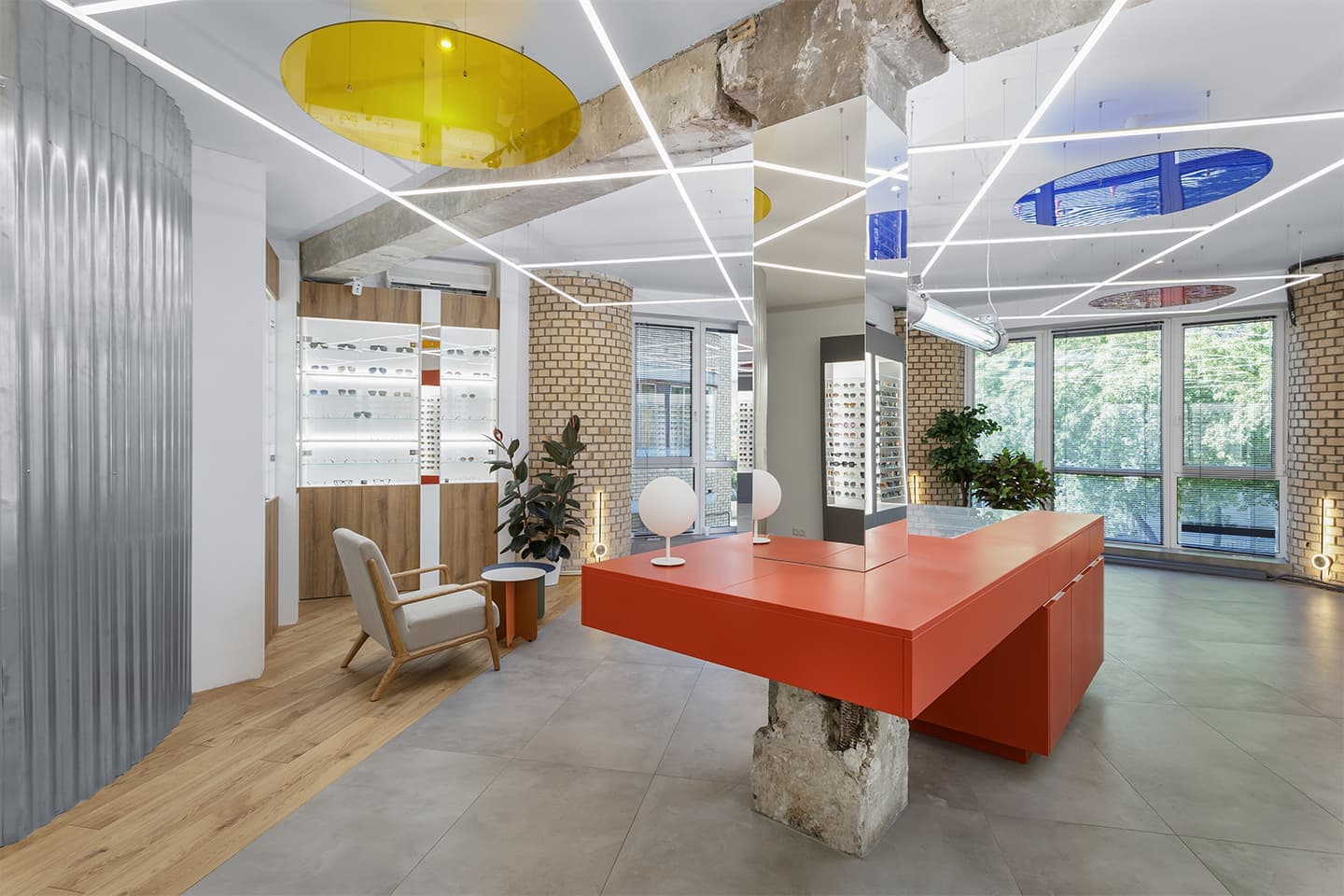 Яркие цветовые сочетания и оммажи авангарду в интерьере московского салона оптики — проект LSD Bureau