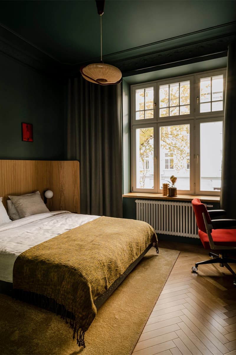 Дерево, лепнина и винтажная мебель: воздушный интерьер квартиры в центре Гданьска — проект студии Akurat