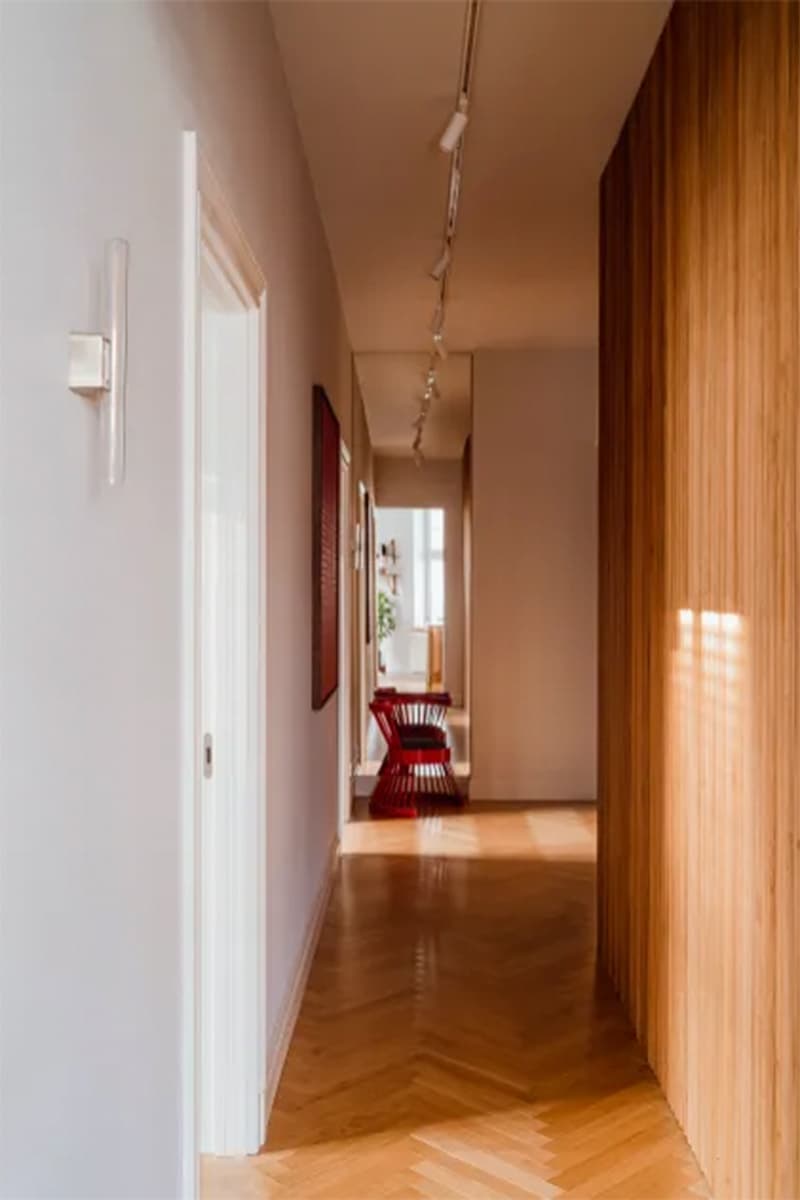 Дерево, лепнина и винтажная мебель: воздушный интерьер квартиры в центре Гданьска — проект студии Akurat