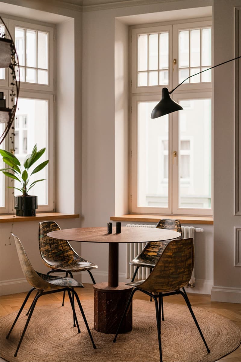 Дерево, лепнина и винтажная мебель: воздушный интерьер квартиры в центре Гданьска — проект студии Akurat