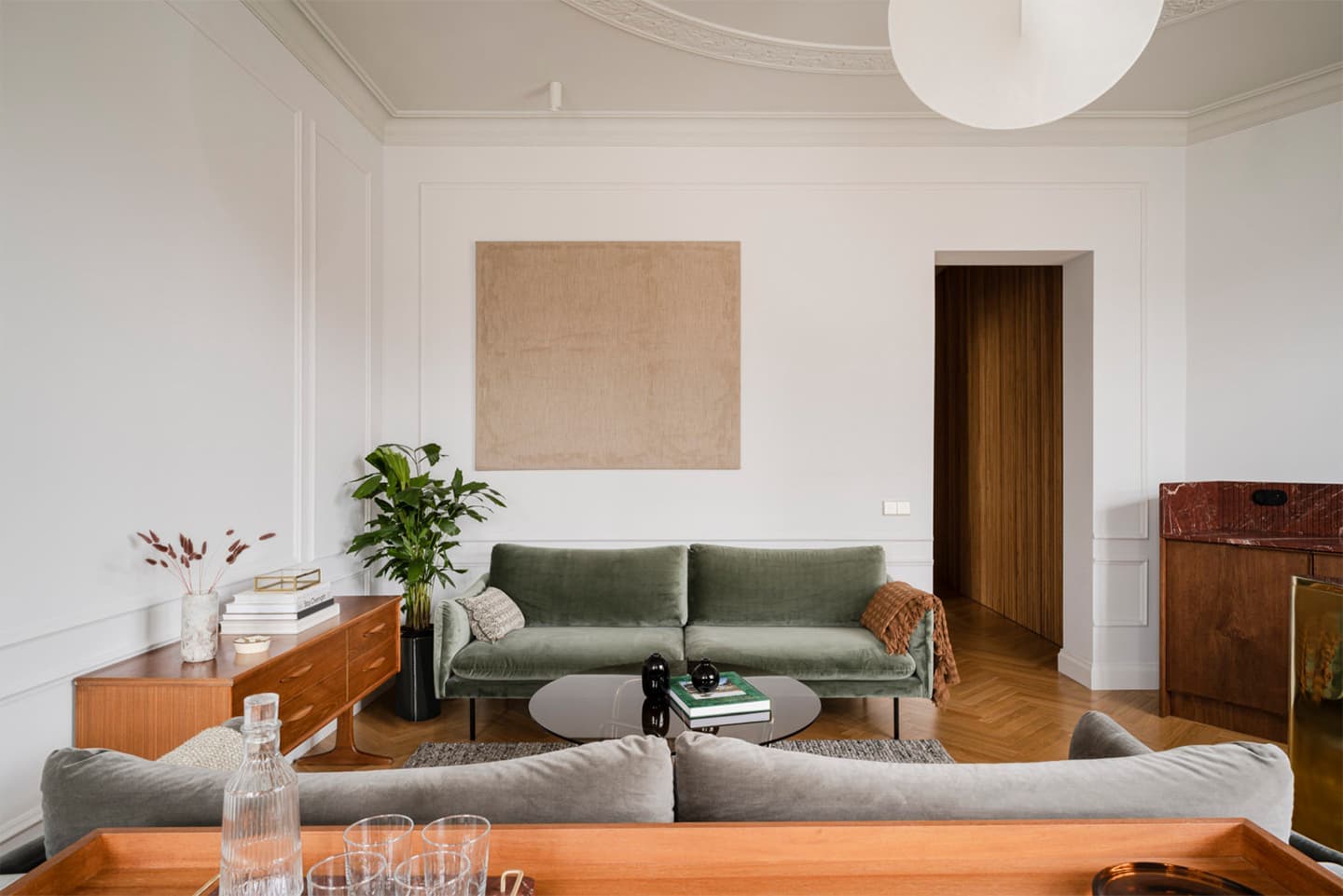 Дерево, лепнина и винтажная мебель: воздушный интерьер квартиры в центре Гданьска — проект студии Akurat