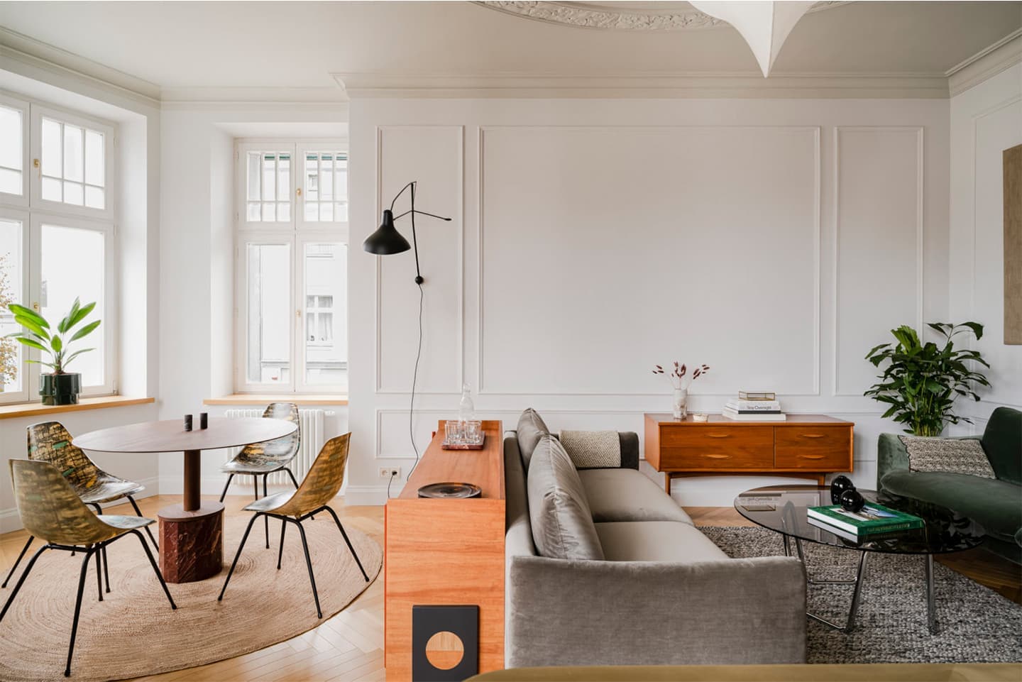 Дерево, лепнина и винтажная мебель: воздушный интерьер квартиры в центре Гданьска — проект студии Akurat