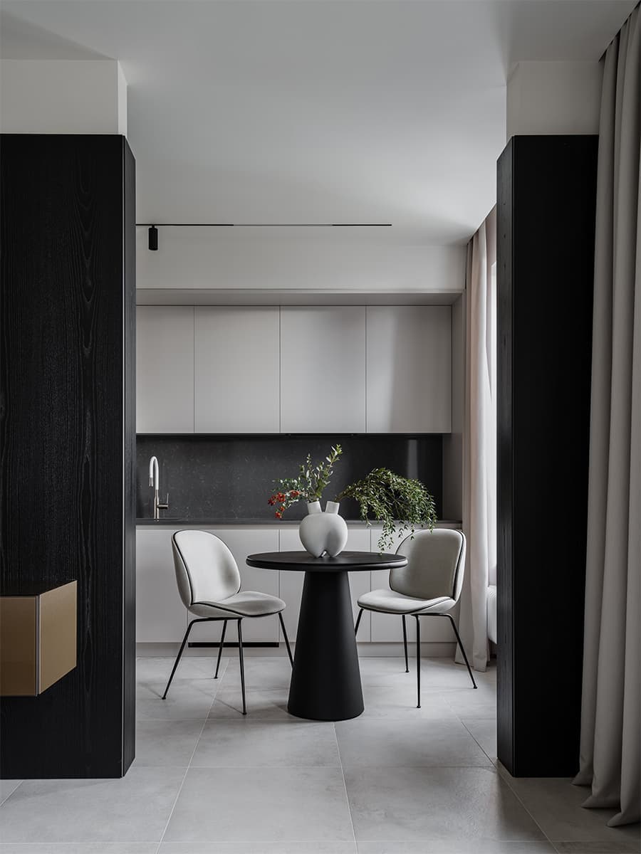 Монохромная палитра в интерьере компактной квартиры под сдачу — проект Attic Studio