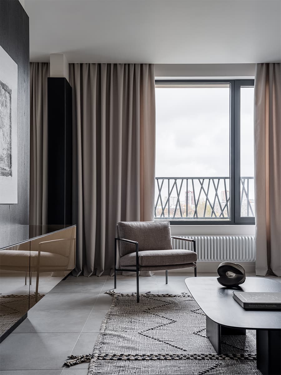 Монохромная палитра в интерьере компактной квартиры под сдачу — проект Attic Studio