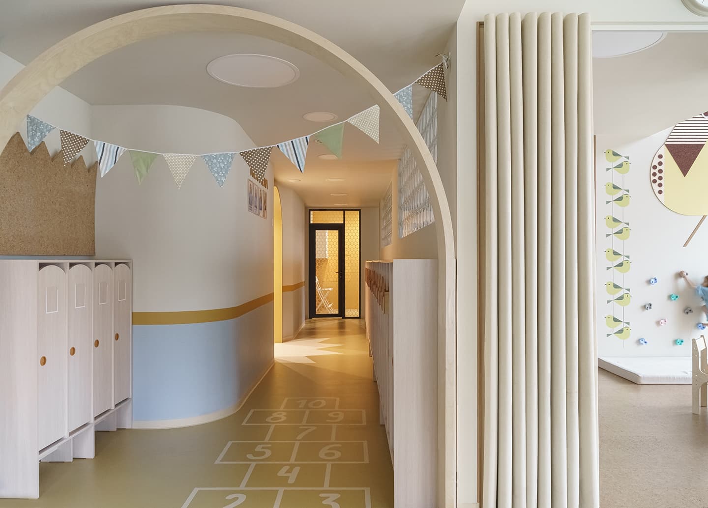 Экологичный интерьер детского клуба в Екатеринбурге — проект дизайн-бюро Zavod11