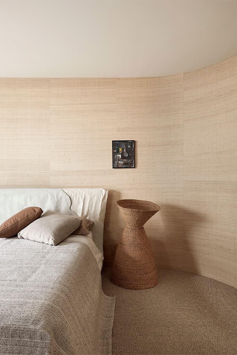 Песочные тона и стальные детали в интерьере двухэтажного дома на побережье Сорренто — проект Фионы Линч