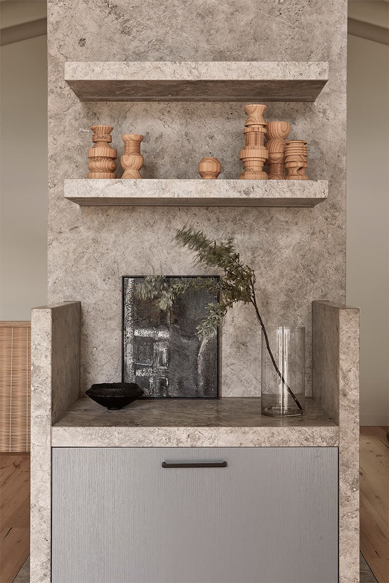 Песочные тона и стальные детали в интерьере двухэтажного дома на побережье Сорренто — проект Фионы Линч