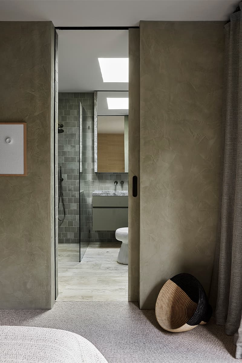 Песочные тона и стальные детали в интерьере двухэтажного дома на побережье Сорренто — проект Фионы Линч